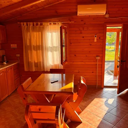 Kompleksi Turistik Leonardo Chalet Shëngjin